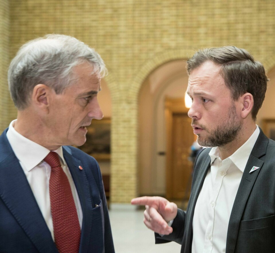 FÅR HØRE DET: SV-leder Audun Lysbakken gir Ap-leder Jonas Gahr Støre klar beskjed om at han mener Ap henger etter i arbeidet mot fattigdom. Også fra Høyre-statsråd Linda Hofstad Helleland får Støre høre det.
