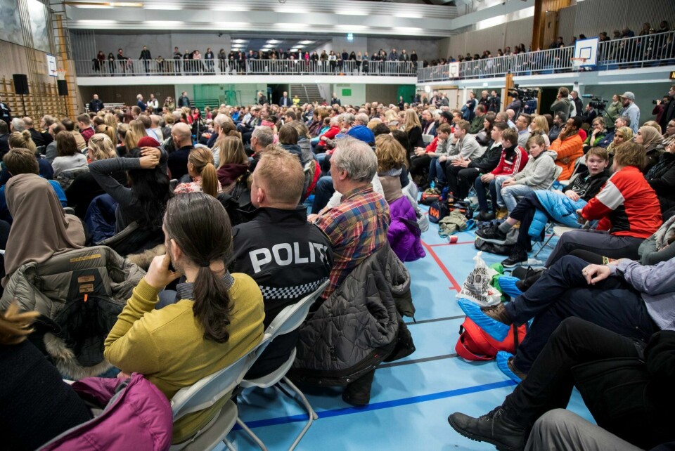 FULLT: Holmliahallen ble fylt da kommunen, Bydel Søndre Nordstrand og Oslo politidistrikt inviterte til folkemøte i Søndre Nordstrand i februar. FOTO: HEIKO JUNGE/NTB SCANPIX