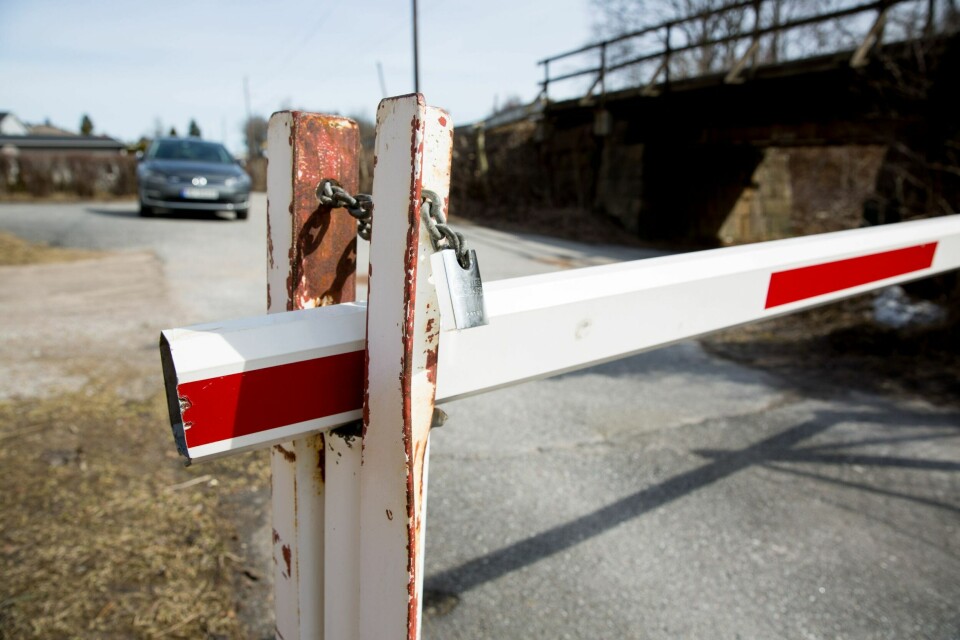 Denne låste bommen stenger all biltrafikk inn på den private veien, hvor blant annet en mann med tilknytning til SIAN og hans muslimske nabo bor. Sistnevnte har ikke fått noen nøkkel, men Fredrikstad tingrett har nå konkludert med at han har rett til det.