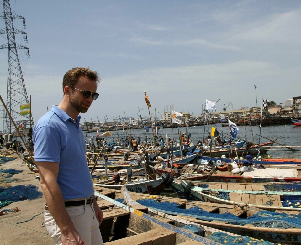 På tur: Utviklingsminister, Nikolai Astrup, her i fiskehavnen i Tema utenfor Accra. FOTO: KRISTIN ENSTAD/UD