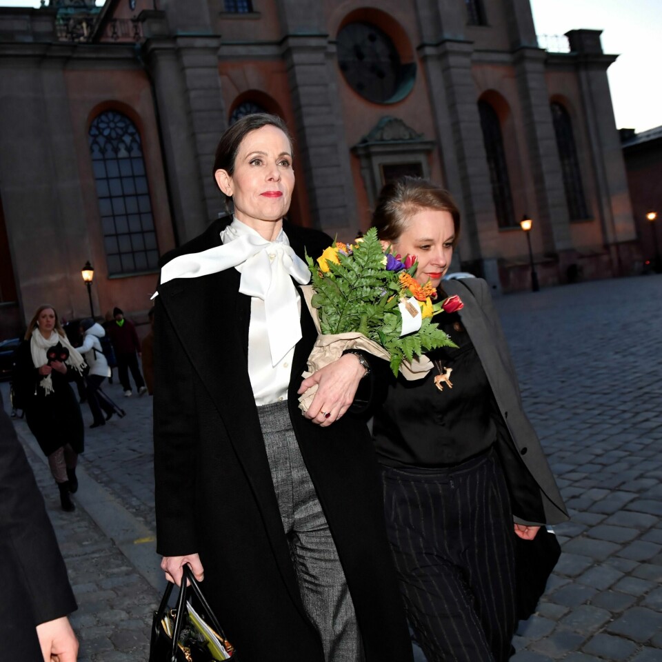 Sara Danius (til venstre) går fra Svenska Akademien i Stockholm etter at krisemøtet har tvunget henne ut av posisjonen som permanent sekretær. Her sammen med sin nære støttemedlem i Akademien, Sara Stridsberg.