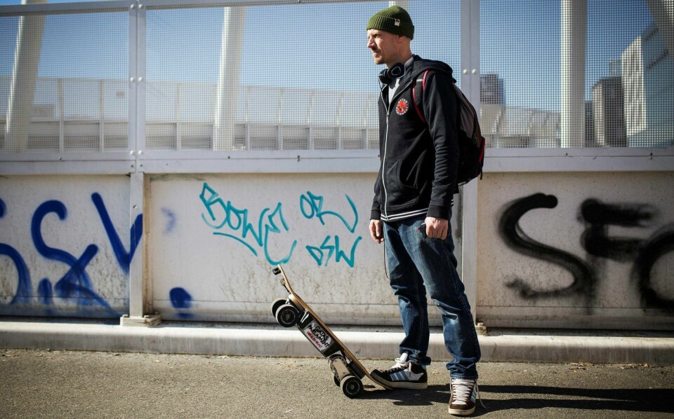 Alex Molkum, som til daglig spiller i rap-gruppa Gatas Parlament, er en ivrig el-skater. Npå er det til og med tillatt.
