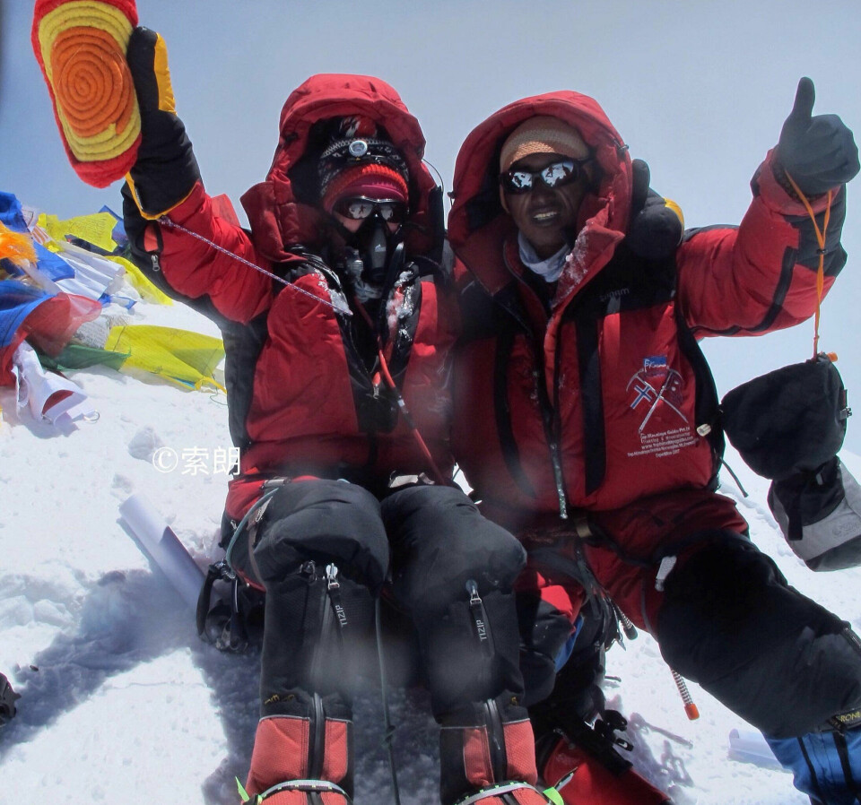 Høyest i verden: Lisbeth Friberg på toppen av Mount Everest sammen med guiden Sonam Shalaka Bhote. Høyest i verden: Lisbeth Friberg på toppen av Mount Everest sammen med guiden Sonam Shalaka Bhote.