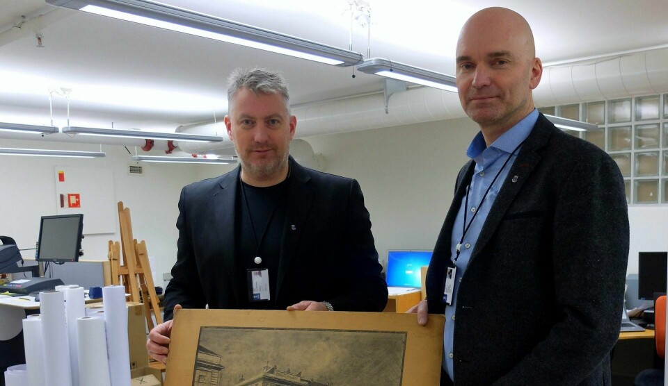 Arkivet: Byarkivar Tom Oddby (t.v.) og byplansjef Heming Herdlevær i Drammen byarkiv. I det digitaliserte historiske eiendomsarkivet i kommunens innsynsportal kan man under Plan og bygg finne byggesaker helt fra 1870 og fram til i dag. FOTO: ELISABETH HELGELAND WOLD