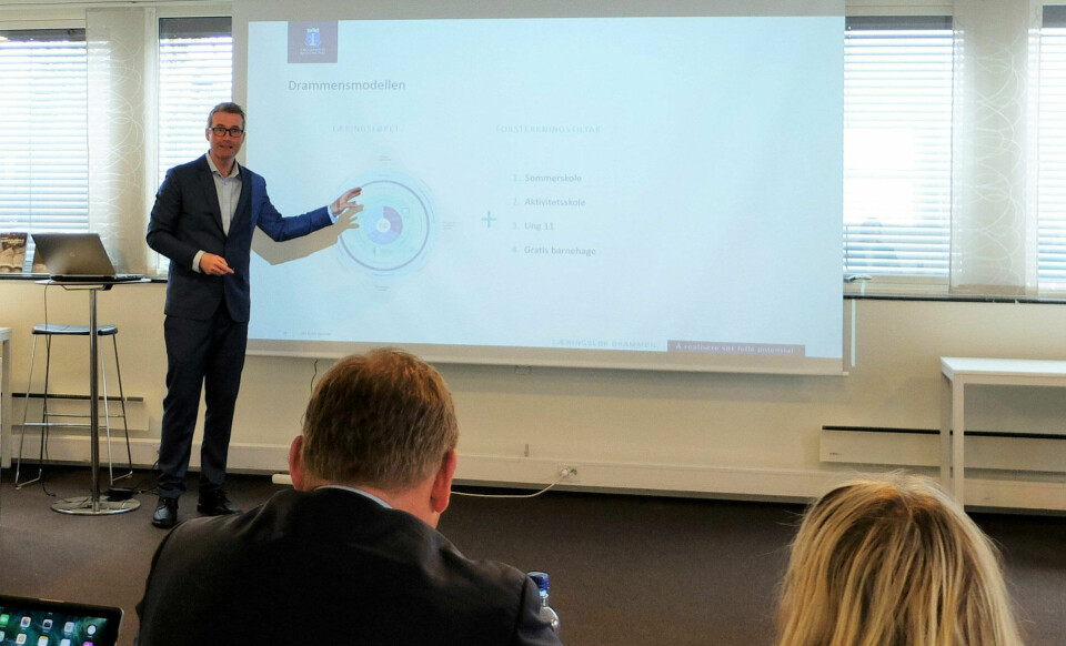 jØSENDALS TIME: Avtroppende utdanningsdirektør Jan Sivert Jøsendal fortalte stortingsmedlemmene om tankene bak «Læringsløp Drammen» – og målet for planen. FOTO: PERNILLE VESTENGEN jØSENDALS TIME: Avtroppende utdanningsdirektør Jan Sivert Jøsendal fortalte stortingsmedlemmene om tankene bak «Læringsløp Drammen» – og målet for planen. FOTO: PERNILLE VESTENGEN