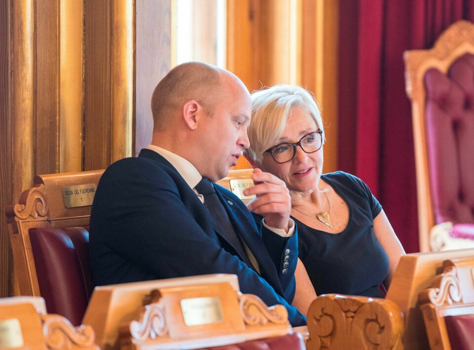 Sp-leder Trygve Slagsvold Vedum har sagt at sexmeldingen til tidligere partileder Liv Signe Navarsete vil bli politianmeldt dersom ingen tar på seg skylden innen utgangen av dagen i dag. I stedet for å gå til politiet, bør Vedum heller bruke tida på å rydde pp i egne rekker, mener krimeksperter.