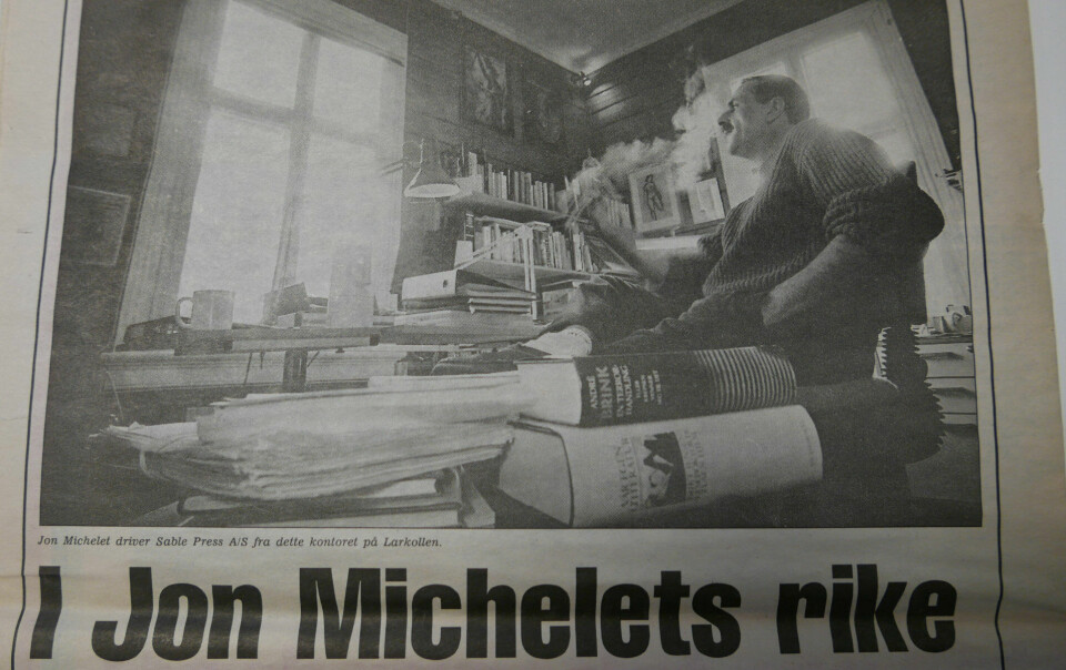 Jon Michelets rike: Dette bildet tok Moss Dagblads fotograf Jon Steinar Olsen i november 1991, da Jon Michelet hadde slått seg ned på Larkollen i Rygge, og drev sitt firma Sable Press AS hjemmefra. Intervjuet om gründeren Jon Michelet ble trykket i et bilag til A-pressen i Østfold, kalt Næringslivet i Østfold. Jon Michelets rike: Dette bildet tok Moss Dagblads fotograf Jon Steinar Olsen i november 1991, da Jon Michelet hadde slått seg ned på Larkollen i Rygge, og drev sitt firma Sable Press AS hjemmefra. Intervjuet om gründeren Jon Michelet ble trykket i et bilag til A-pressen i Østfold, kalt Næringslivet i Østfold.