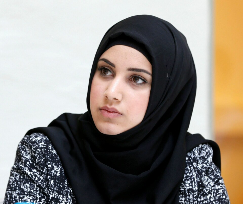 TEATER: Faten Mahdi Al-Hussaini sier i teaterstykket «Utafor» at «samma hva du gjør, så kan du ikke vinne». Jonas Bals vil gjerne snu utsagnet: «Samma hva de gjør, så skal vi vinne». FOTO: TERJE PEDERSEN/NT%B SCANPIX