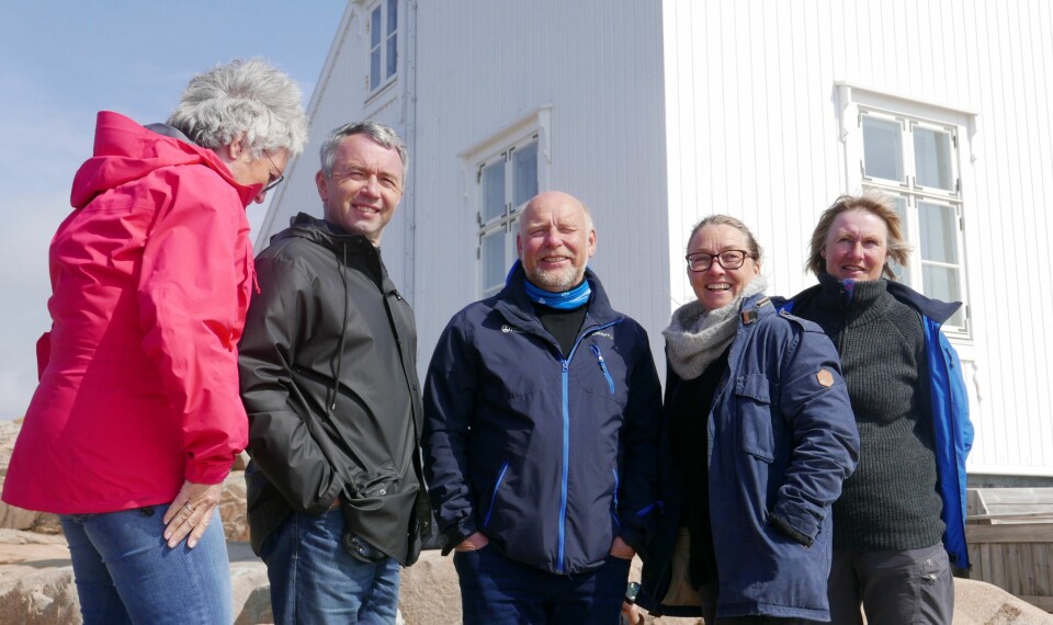 IMPONERT: Sissel Karlsen og André Støylen (nr. 1 og 2 f.v.) fra Sparebankstiftelsen DNB fikk besøke kystledhytta Homlungen fyr utenfor Skjærhalden på Hvaler onsdag, og var tydelig fornøyde med valg av sted for å offentliggjøre sin millionstøtte til Oslofjordens friluftsråd og prosjektet «Frisk Oslofjord». Her er de sammen med Rune Svensson og Anne Sjømæling fra friluftsrådet (i midten og ytterst til høyre), samt nasjonalparkforvalter ved Ytre Hvaler nasjonalpark, Monika Olsen. IMPONERT: Sissel Karlsen og André Støylen (nr. 1 og 2 f.v.) fra Sparebankstiftelsen DNB fikk besøke kystledhytta Homlungen fyr utenfor Skjærhalden på Hvaler onsdag, og var tydelig fornøyde med valg av sted for å offentliggjøre sin millionstøtte til Oslofjordens friluftsråd og prosjektet «Frisk Oslofjord». Her er de sammen med Rune Svensson og Anne Sjømæling fra friluftsrådet (i midten og ytterst til høyre), samt nasjonalparkforvalter ved Ytre Hvaler nasjonalpark, Monika Olsen.
