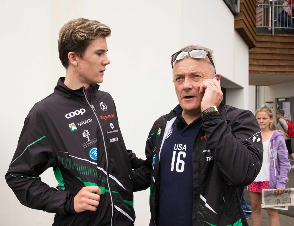 Jakob Ingebrigtsen og pappa Gjert Ingebrigtsen med mobiltelefon etter NM i Sandnes. Foto: Vidar Ruud / NTB scanpix