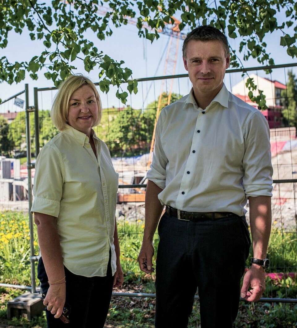 Byråd for næring og eierskap, Kjetil Lund, og direktør for Kultur- og idrettsbygg, Eli Grimsby, frykter ytterligere utsettelser på nye Jordal Amfi.