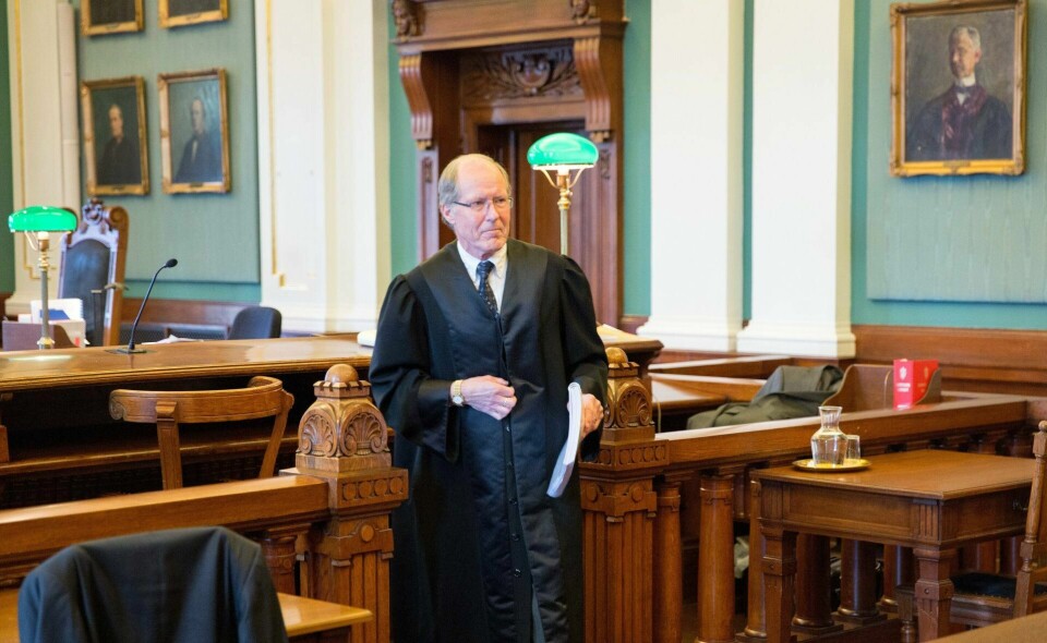 dissensdom: Borgarting lagmannsrett har kommet fram til at advokat Even Rønvik må betale nær 750.000 kroner i erstatning til Eivind Åkerland, for å dekke sistnevntes økonomiske krav for opphengning av julebelysning i Varnaveien gjennom fire år. Dommen var ikke enstemmig, og Rønvik vurderer å anke den.