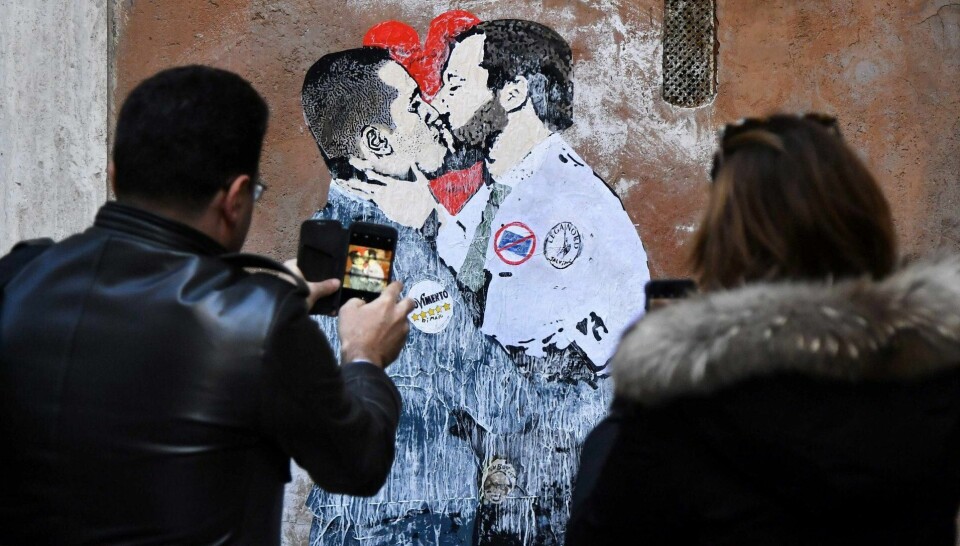 Den utenkelige regjeringen mellom Femstjernersbevegelsen og Ligaen i Italia kollapset før den fikk begynt på jobben. Her et veggmaleri av de to lederne Luigi Di Maio (t.v.) og Matteo Salvini i Roma. FOTO: TIZIANA FABI/NTB SCANPIX