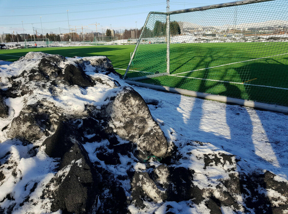 GUMMIHAUG: Når snøen måkes fra fotballbaner om vinteren blir det fort enorme hauger med granulat. Her fra Valle. GUMMIHAUG: Når snøen måkes fra fotballbaner om vinteren blir det fort enorme hauger med granulat. Her fra Valle.