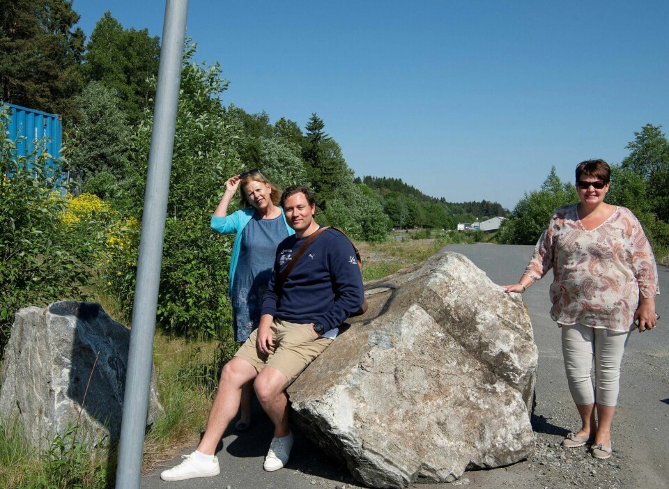 På denne tomten håper Camilla Wilhelmsen (Frp) (t.v.), visepresident i Friidrettsforbundet Anne Farseth og daglig leder i Oslo og Akershus Friidrettskretser, Stian Andersen, at det kan bygges ny friidrettshall.