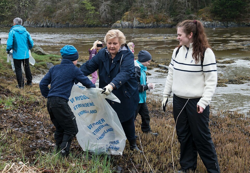 Statsminister Erna Solberg sammen med Kine Martinussen (th) fra Hold Norge Rent på Strandryddedagen 2018.