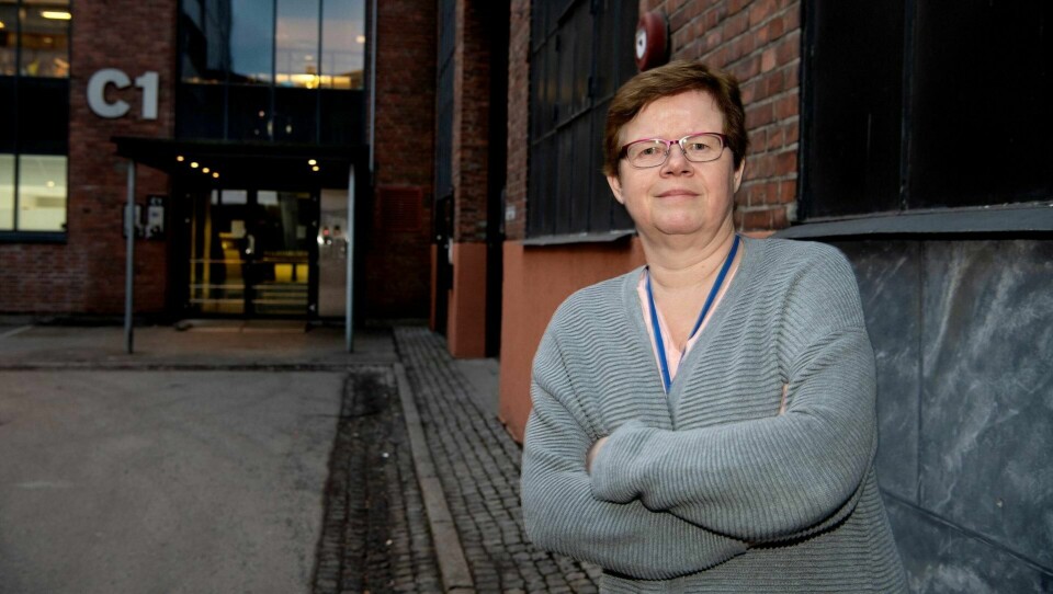 – Jeg synes det har blitt mer byråkrati, men du kan ikke kalle meg byråkrat, svarer Solvor Tellefsen på spørsmålet om hva hun synes om regjeringens avbyråkratiserings- og effektiviseringsreform. Den og andre regjeringsbestemte endringer fører nå til at 56-åringen snart har sin siste arbeidsdag i Folkehelseinstituttet etter nær 18 år der.