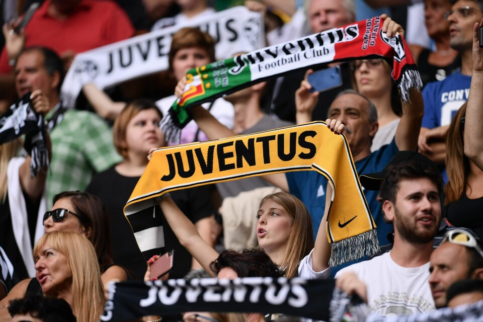 Juventus fans cheer during the Italian Serie A football match Juventus vs Sassuolo on September 16, 2018 at the Juventus stadium in Turin. (Photo by Marco BERTORELLO / AFP)