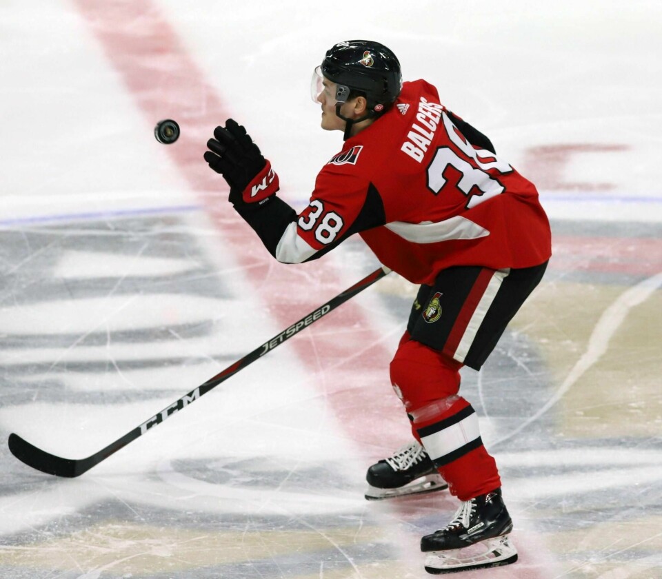 Rudolfs Balcers scoret sitt første NHL-mål for Senators søndag, og får her med seg pucken han sendte i nettet som et minne. Foto: Fred Chartrand / AP