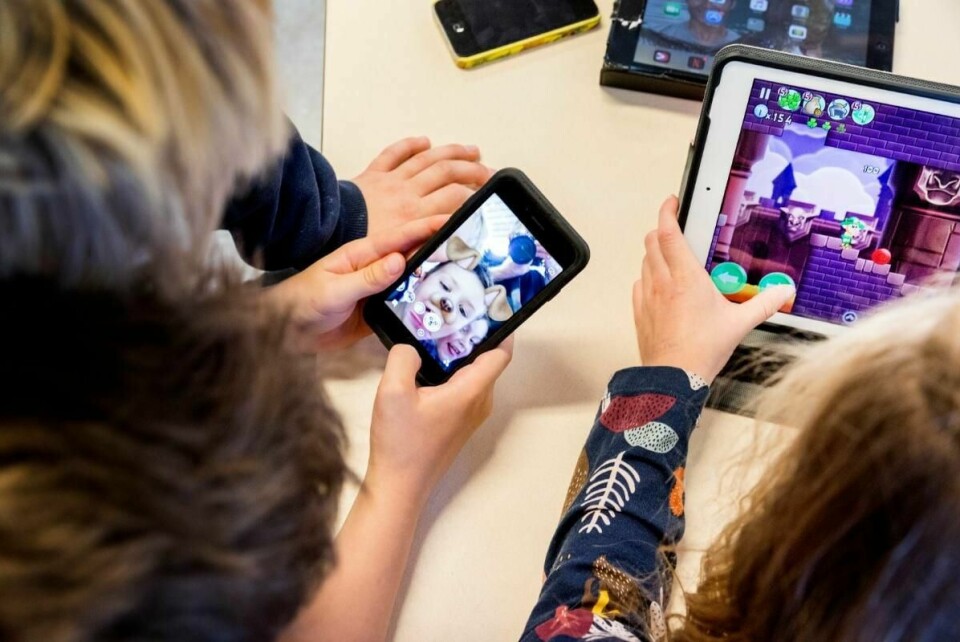 Mange skoler opererer med såkalte mobilhotell hvor telefonen låses inn ved skolestart og hentes ved skoleslutt. Andre krever at telefonen ligger i skolesekken.