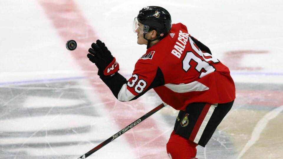 Rudolfs Balcers får pucken han scoret sitt aller første NHL-mål med etter søndagens oppgjør mot Carolina Hurricanes. Foto: Fred Chartrand / AP