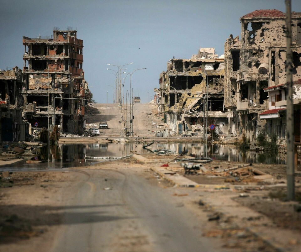 Libya-eksperter mente det var sannsynlig at staten ville falle sammen dersom Muammar Gaddafi ble fjernet fra makten. Landet har vært preget av kaos og anarki siden opprørere med luftstøtte fra Norge og andre NATO-land i 2011 styrtet Gaddafis regime. Her fra byen Sirte, fullstendig ødelagt av kamper, i 2011. FOTO: MANU BRABO/NTB SCANPIX