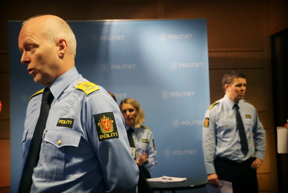 Politimester Hans Vik i forgrunnen. Politiadvokat og påtaleansvarlig Thale Thomseth i bakgrunnen, sammen med politioverbetjent og politifaglig etterforskningsleder Oddgeir Høyekvam.
