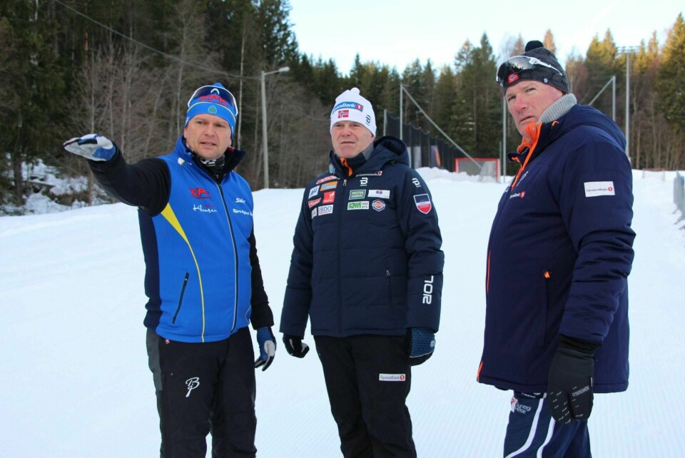 Siste innspurt: Rennleder Kenneth Holth viser fram løypene til arrangementsansvarlig for langrenn i Norges Skiforbund Asgeir Moberg og leder for organisasjonskomiteen for Norges Cup Jr 2019 i Drammen, Arne Madsen. BEGGE FOTO: KENNETH LIA SOLBERG