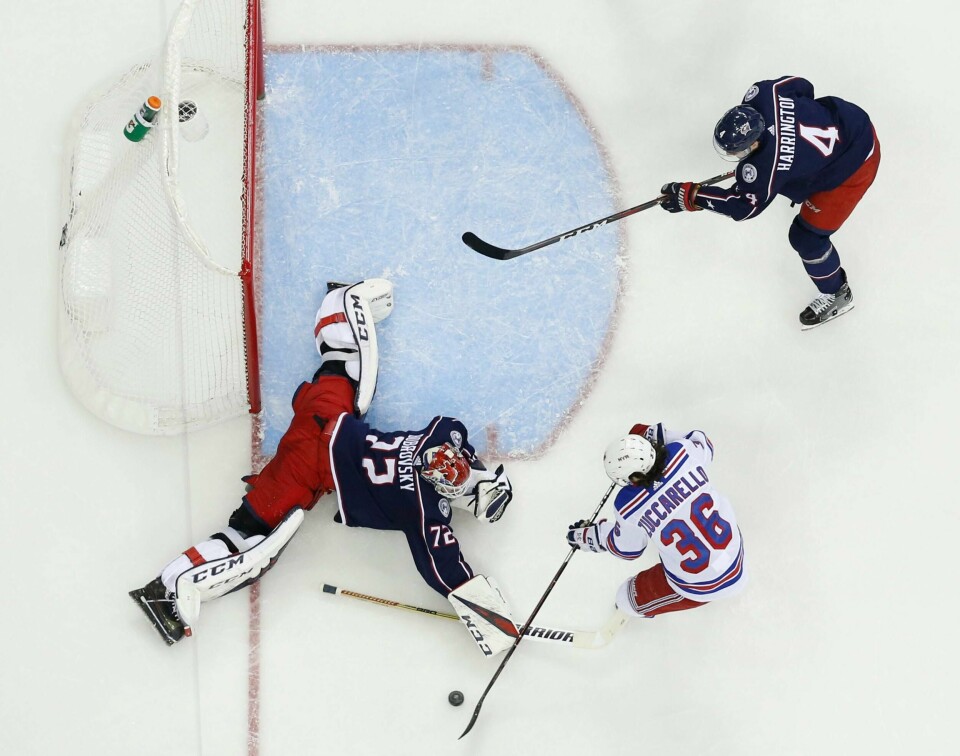 Mats Zuccarello ser et skudd bli reddet av Columbus Blue Jackets-målvakt Sergej Bobrovskij.