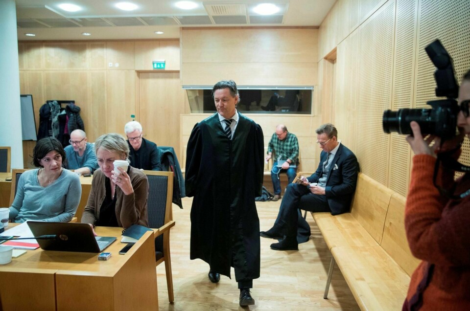 I RETTEN: Advokat Kjetil Edvardsen som representerer saksøkerne. T.v.: Hanne Løvli og Ingvild Kristiansen fra Aleris. FOTO: BERIT ROALD/NTB SCANPIX