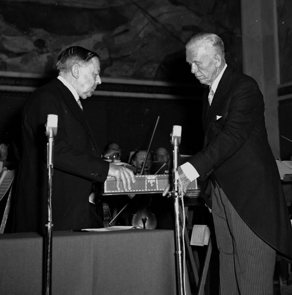 1953: George C. Marshall (t.h.) mottar Nobels fredspris som initiativtaker til Marshallhjelpen til Europa etter andre verdenskrig. Marshall overrekkes prisen av Nobelinstituttets direktør Gunnar Jahn.FOTO: NTB SCANPIX