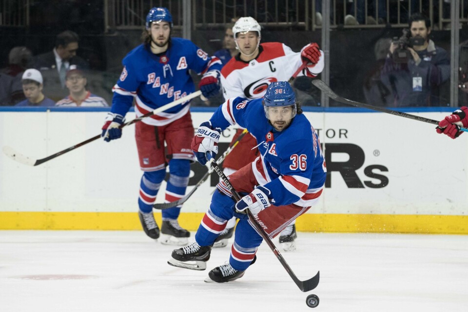 New York Rangers' Mats Zuccarello forsøker å få kontroll på pucken i andre periode av kampen mot Carolina Hurricanes.