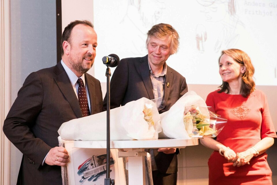 SLUTT: Når Frithjof Jacobsen (tv) forlater VG, er partnerskapet med podkastmakkeren Anders Giæver over. Her fra da de to mottok prisen for Årets meningsbærer av Oslo Redaktørforening. Til høyre VGs politiske redaktør Hanne Skartveit.