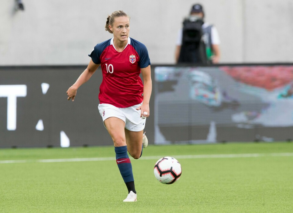 Caroline Graham Hansen var kaptein for dagen og scoret to mål da Norges kvinnelandslag innledet VM-året med 3-1-seier over Skottland. Foto: Terje Pedersen / NTB scanpix
