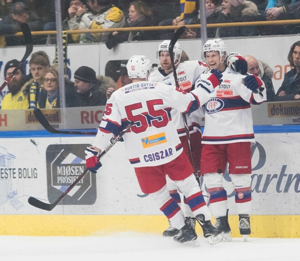 Vålerengas Brede Frettem Csizar, Colin Spaberg Olsen og Martin Røymark (th) jubler over VIFs tredje scoring mot Storhamar. Hamar 20190120.Vålerengas Brede Frettem Csizar Coloin Spaberg Olsen og Martin Nikolai Røymark (th) jubler over 2-3 i søndagens oppgjør i ishockey mot Storhamar.Foto: Terje Bendiksby / NTB scanpix