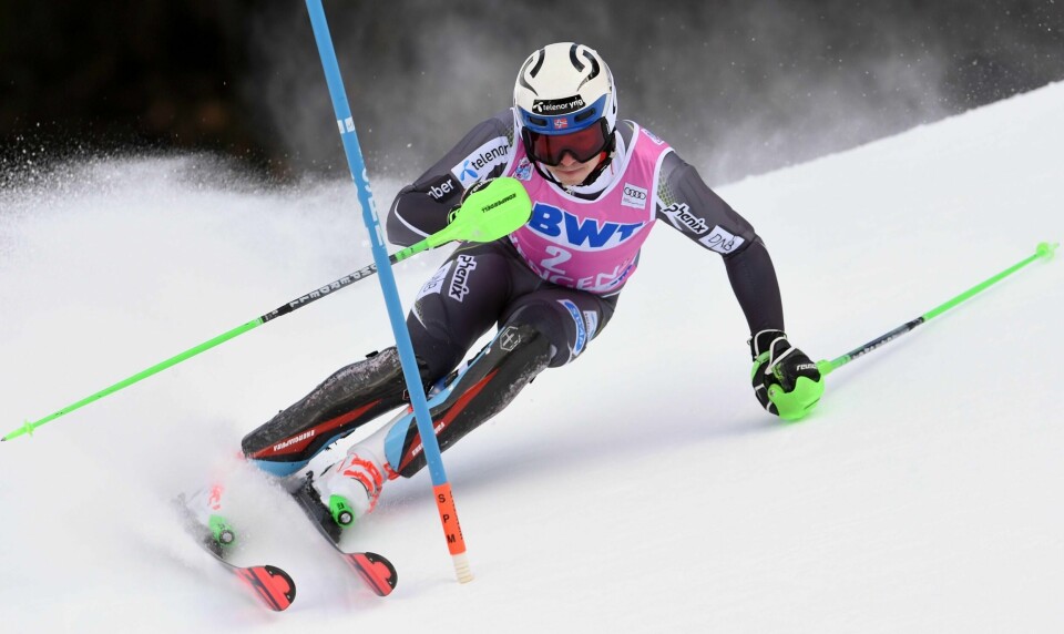 Henrik Kristoffersen slet med oppsettet, men ligger på 3.-plass i Wengen-slalåmen etter 1. omgang.