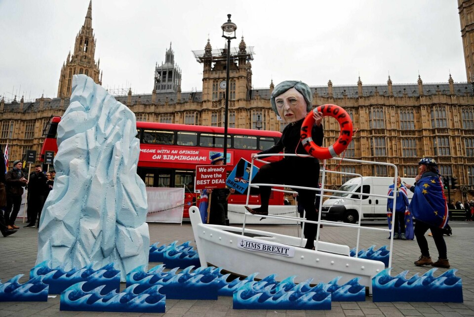 Situasjonen står i stampe etter at parlamentet avviste brexit-avtalen. Her demonstranter utenfor parlamentsbygningene i London.