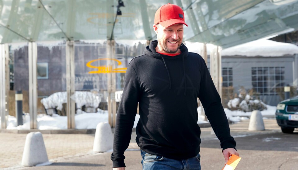Aksel Lund Svindal kommer ut fra klinikken i Innsbruck etter å ha fått undersøkt kneet sitt torsdag. Foto: Cornelius Poppe / NTB scanpix