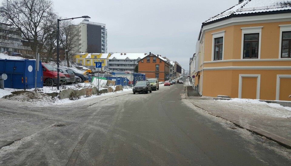 Skoggata er én av gatene hvor det nå er innført en maksgrense på tre timer for å stå parkert.