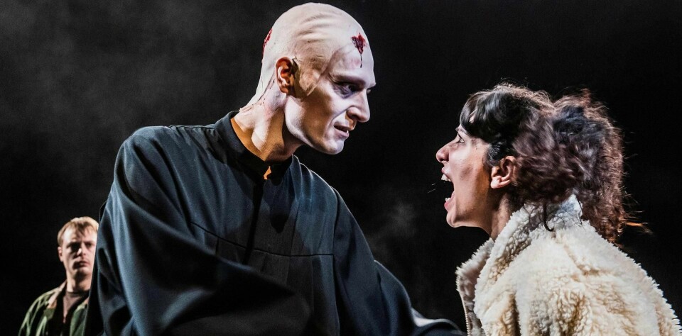 Dommeren Adam (Ola G. Furuseth) forgriper seg på den unge jenta Eva (Sara Khorami), men vil helst legge skylden på andre.