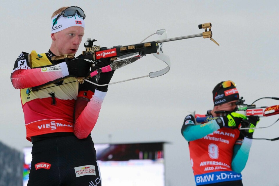 Johannes Thingnes Bø i aksjon på søndagens fellesstart.