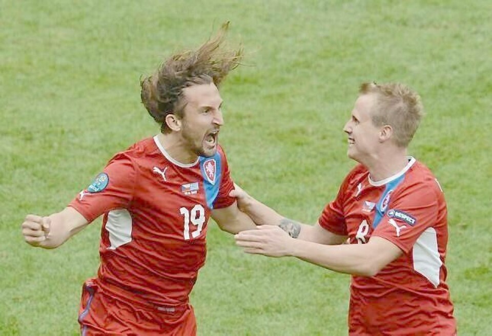 JUBLER: Petr Jiracek (t.v.) har sendt Tsjekkia foran med 1-0, og jubler sammen med Vaclav Pilar. FOTO: NTB/SCANPIX