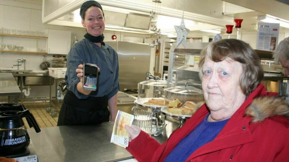 Det var Anne Britt Holberg (74) ved Holmen Eldresenter som først påpekte kommunens nye kontant-politikk. Her sammen med arbeidsleder Julie Dahle ved Holmen Eldresenter. Nå har de eldre vunnet frem.