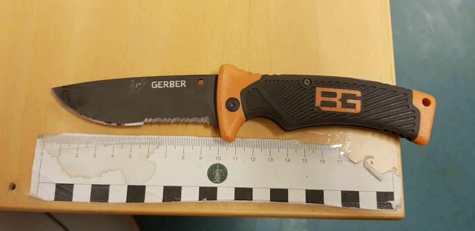 En kniv og narkotika ble beslaglagt av politiet under ungdomsaksjonen. Foto: Politiet.
