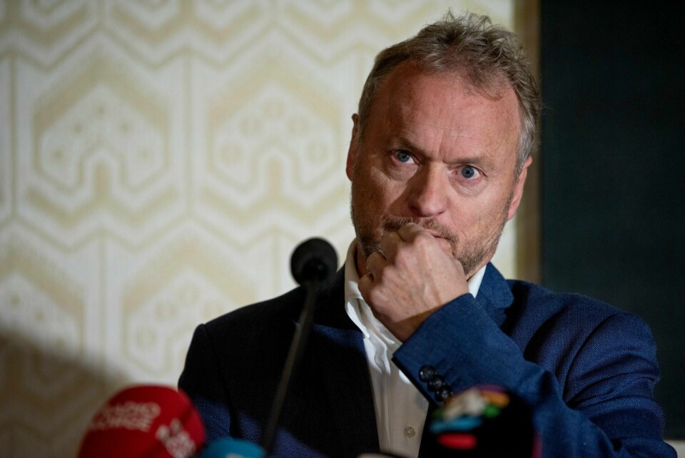 Byrådsleder Raymond Johansen (Ap) er i harnisk over Høyres forslag om å legge om traseen til den nye T-banetunnelen i Oslo.