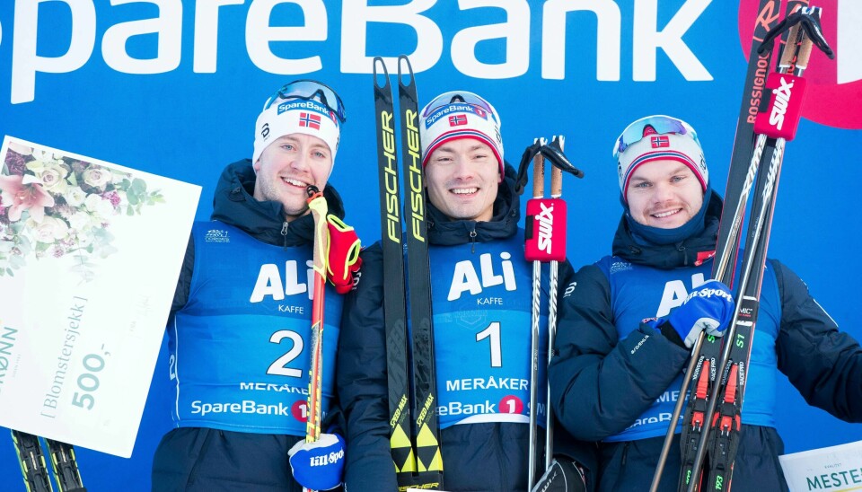 Finn-Hågen Krogh vinner foran Sindre Bjørnestad Skar t.v og Håvard Solås Taugbøl t.h. under sprint finaler på NM på ski i Meråker fredag.