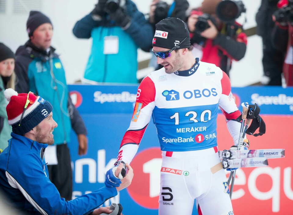 Bronsevinner Hans Christer Holund gratulerer Emil Iversen med seieren.