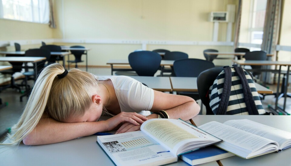 OSLO 20141030.Tenåringer. Ung jente sitter igjen alene i klasserommet. Gjør lekser. Er trøtt. Hviler. Utslitt. Overarbeidet. Foto: Berit Roald / NTB scanpixNB! MODELLKLARERT