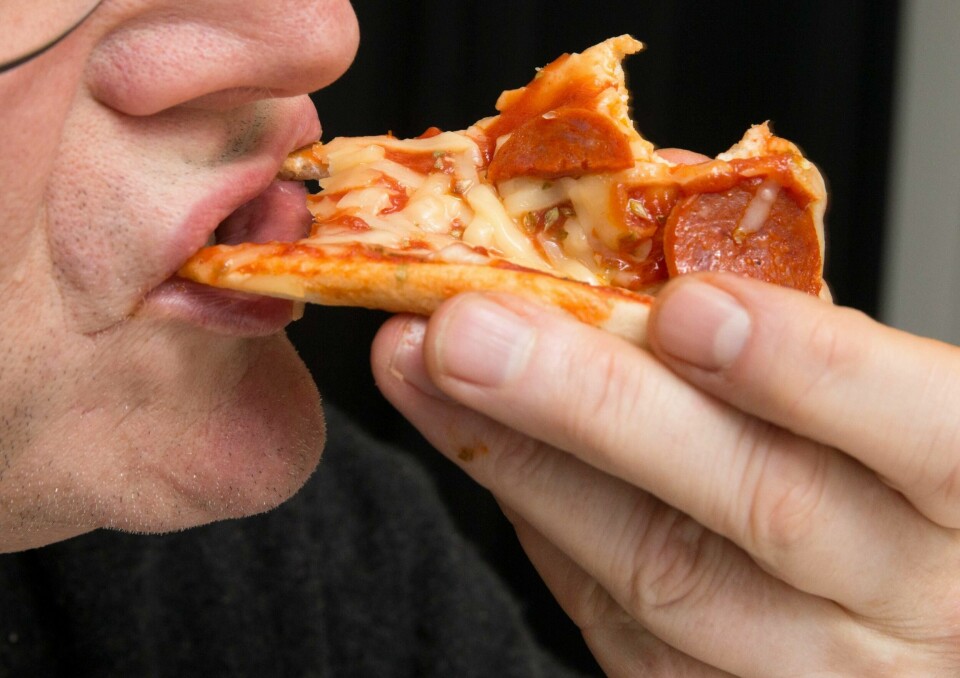 Oslo 20151223.
Det er en myte at mange bruker pizza grandiosa som middag julaften. Mann spiser pizza.
Foto: Terje Bendiksby / NTB scanpix