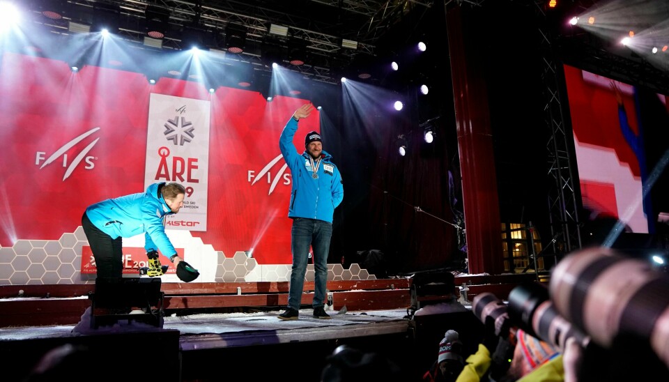 Stilfull seiersseremoni i Åre der gullvinner Kjetil Jansrud ærer sølvvinner Aksel Lund Svindal.
